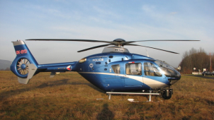 Policisté pátrají po desítkách osob