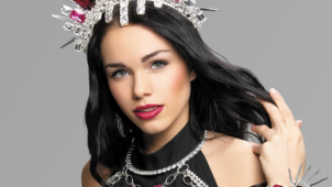 Křehká krása láká na um sklářů, hudbu i módní přehlídku