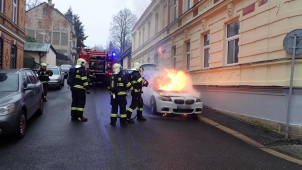 V Jablonci nad Nisou hořelo osobní auto