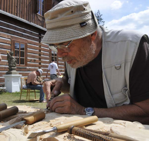 Skanzen Dlaskův statek hostí tradiční řezbářské sympozium
