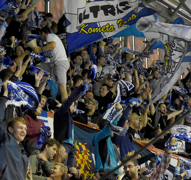 Na čele tabulky je těsno