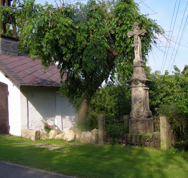 Kříž v Sedlejovicích pomáhal obnovit i jeřáb