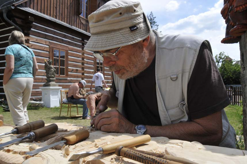 Skanzen Dlaskův statek hostí tradiční řezbářské sympozium