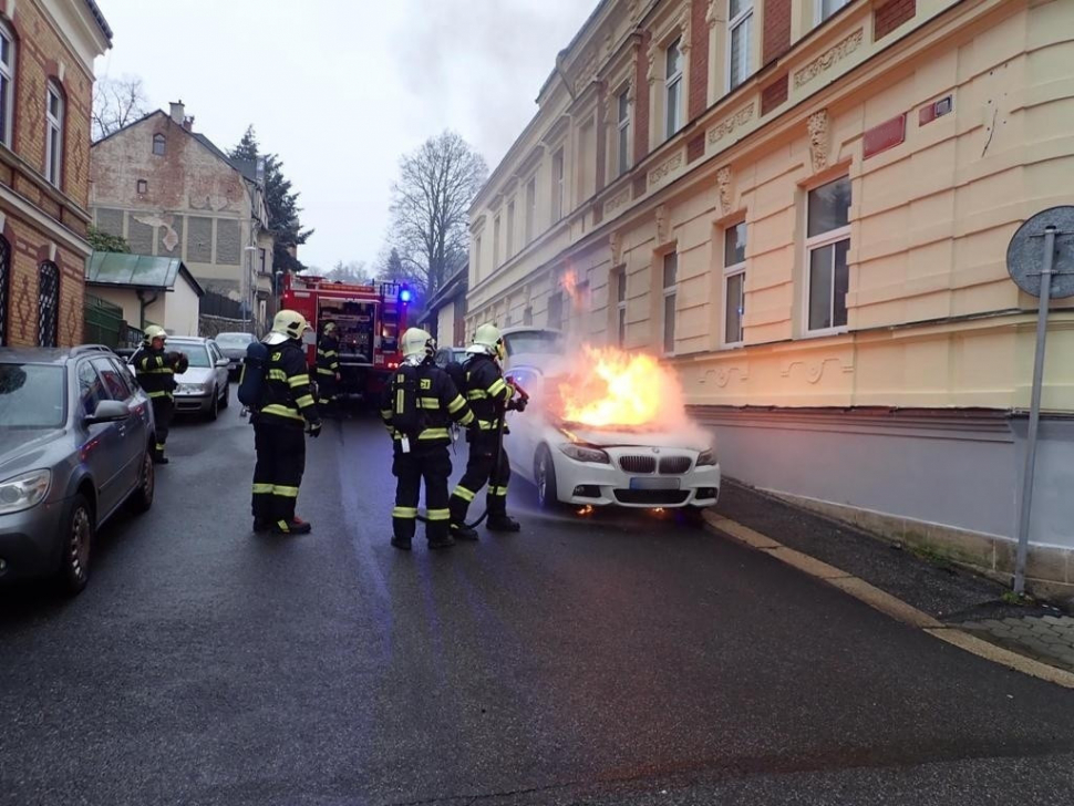 V Jablonci nad Nisou hořelo osobní auto